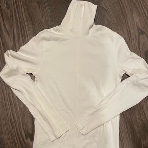 Everlane - white turtleneck - size m